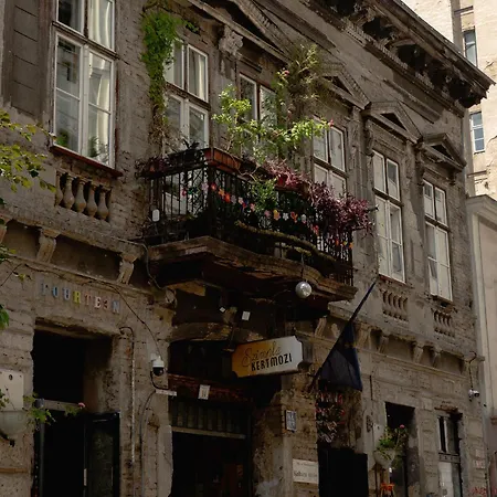 Jewish Quarter Gem! Balcony, Free Parking, Szimpla Apartment